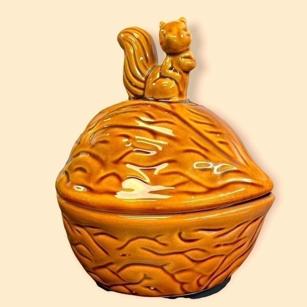 𝅺VINTAGE nut bowl, squirrel sitting on top of a nut
